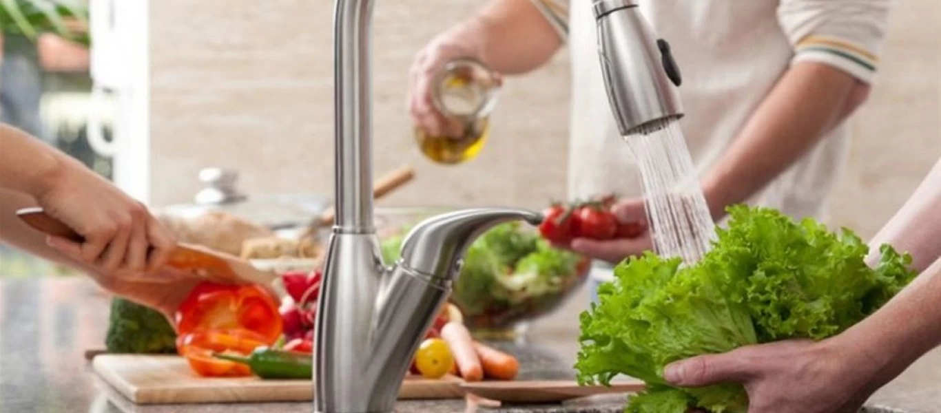 Δείτε ποιες τροφές πρέπει να πλένετε πριν τις καταναλώσετε και ποιες όχι